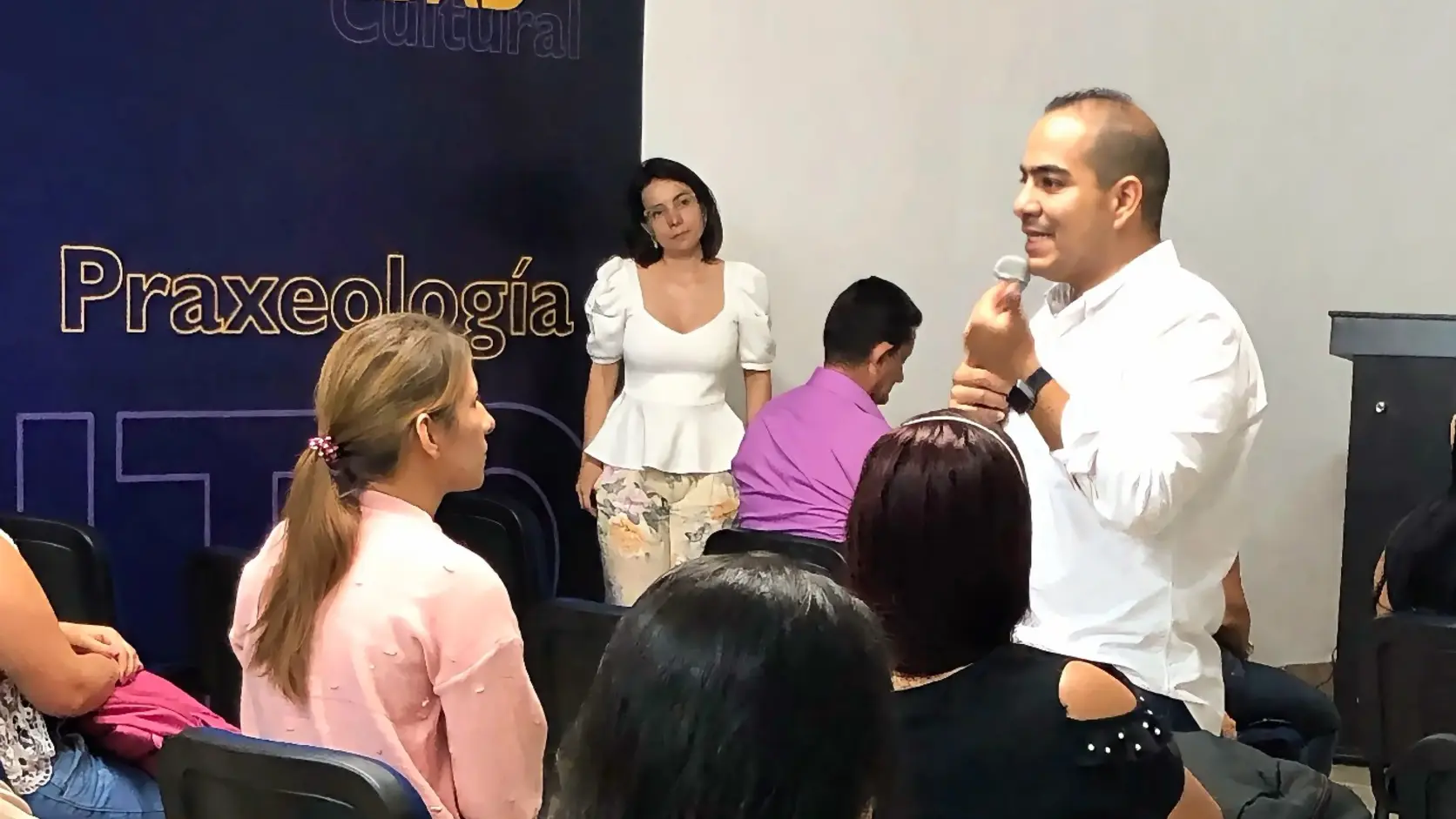 Miguel Andrey Forero compartiendo con un grupo durante una experiencia de formación